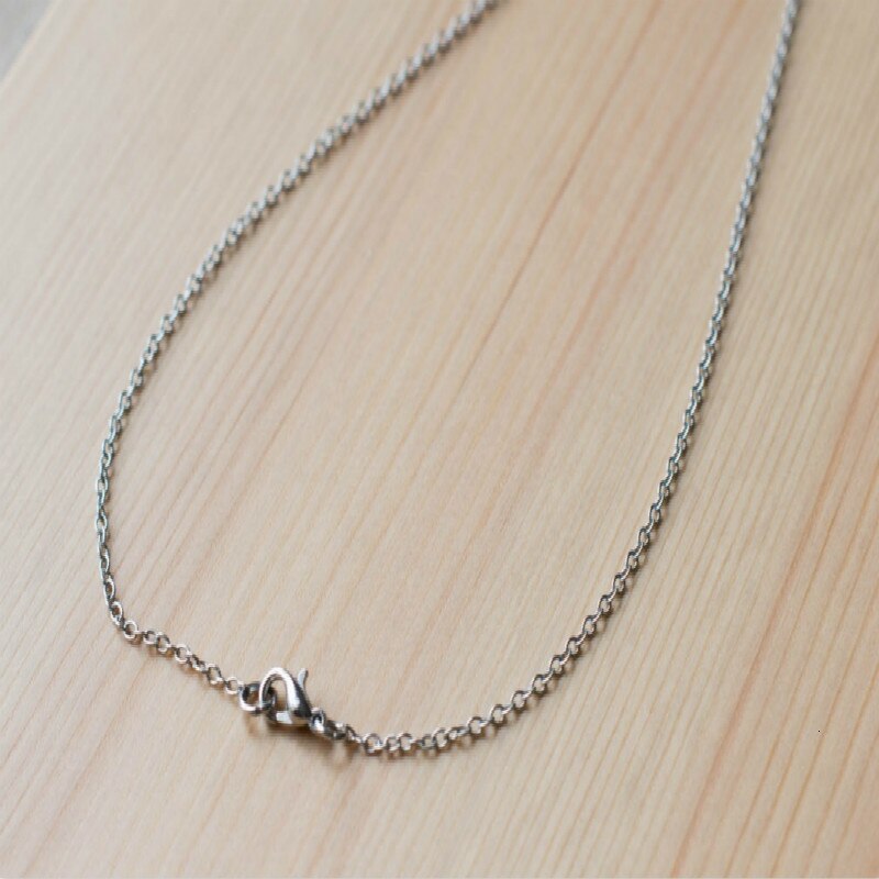 TRIANGLE PENDANT NECKLACE WITH GEOMETRIC DESIGN