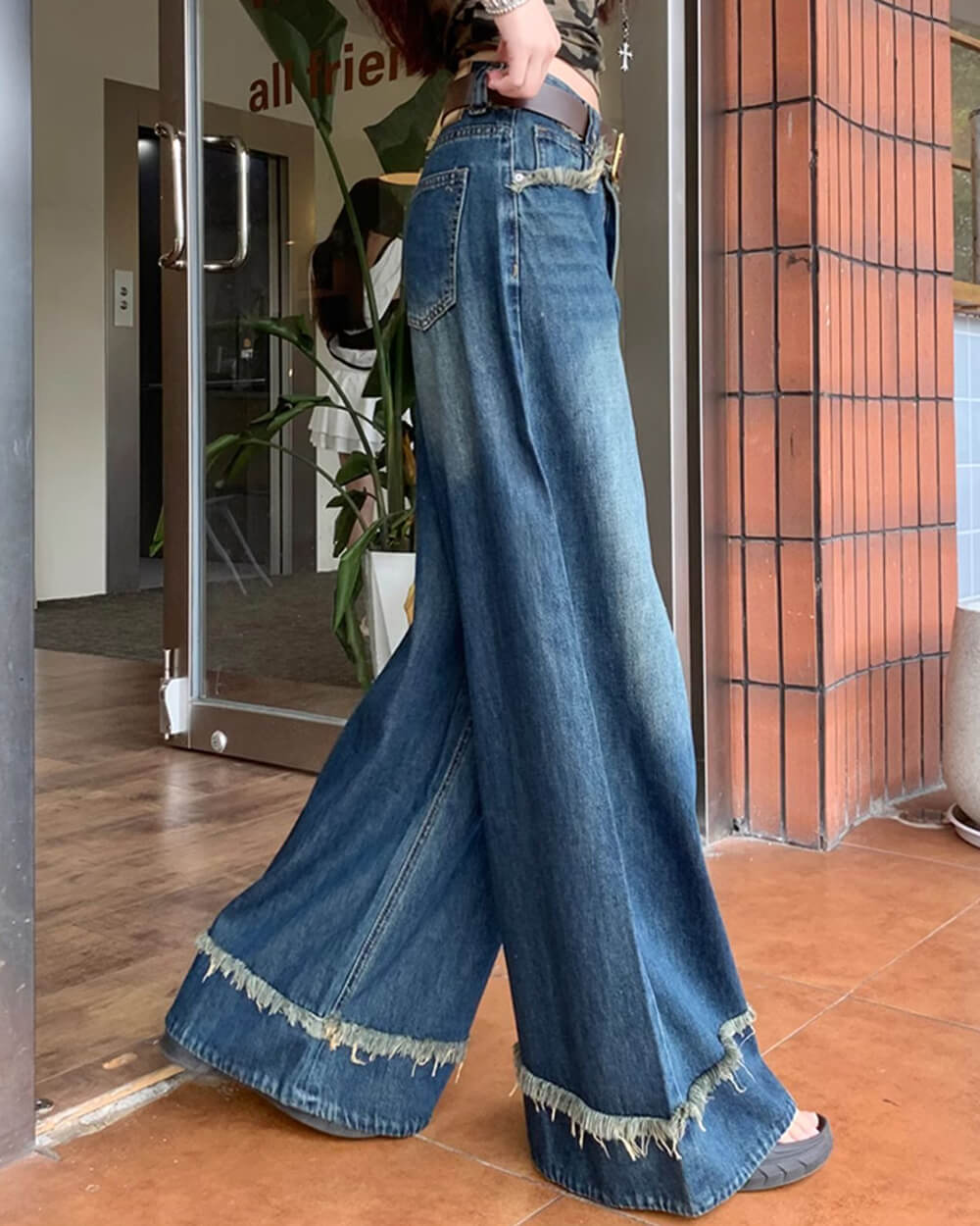 VINTAGE BREEZE HIGH-WAIST WIDE-LEG JEANS WITH FRAYED HEMS FOR EFFORTLESS STYLE