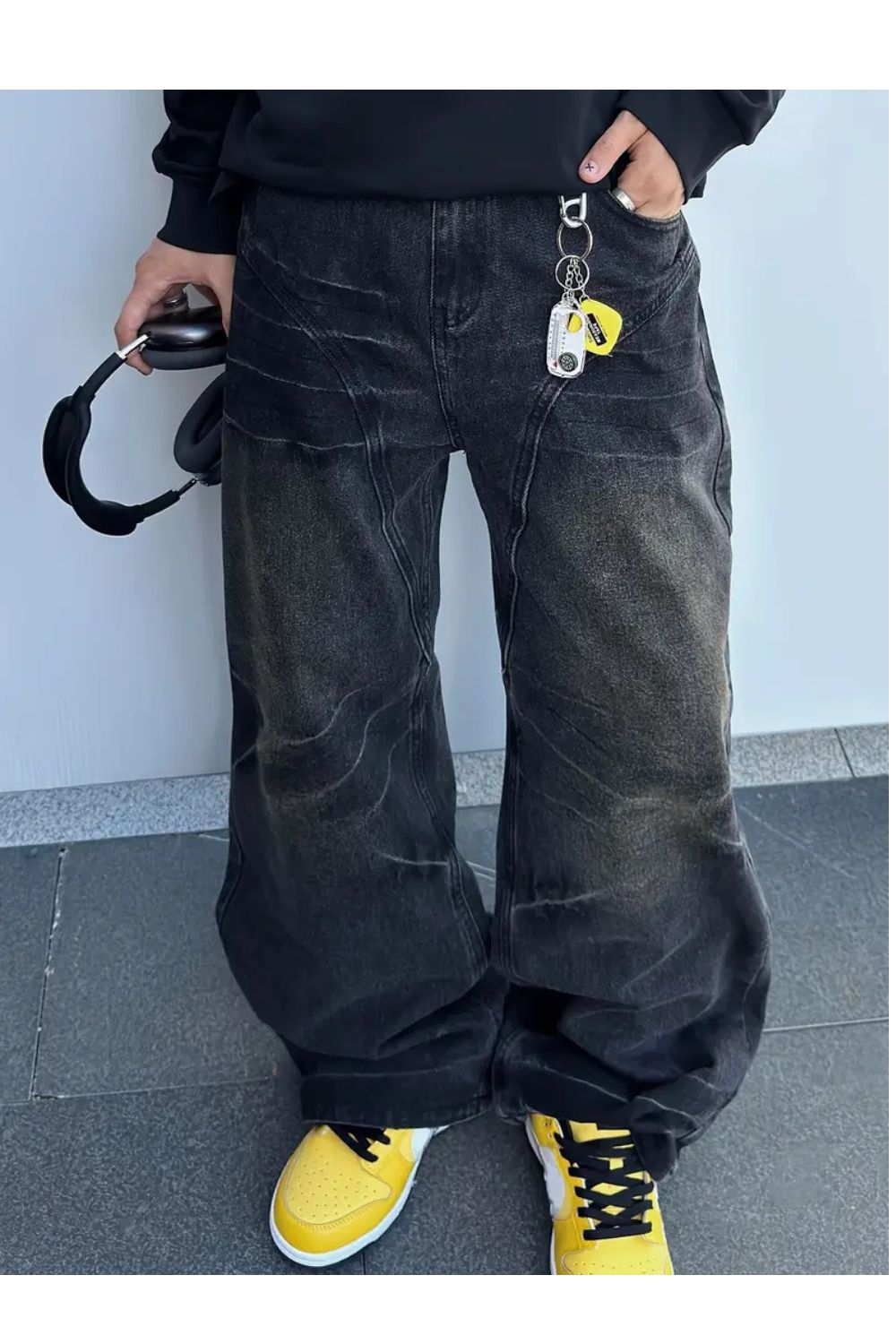 WEATHERED BAGGY JEANS IN DISTRESSED BLACK FOR A TRENDY LOOK