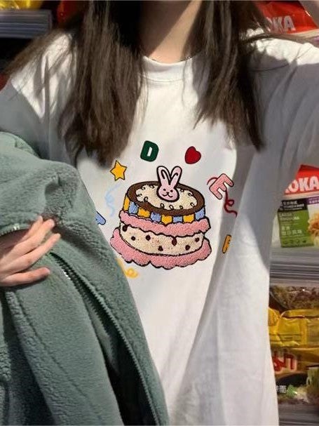 WHITE T-SHIRT WITH CARTOON CAKE DESIGN FOR VERSATILE CASUAL OUTFITS