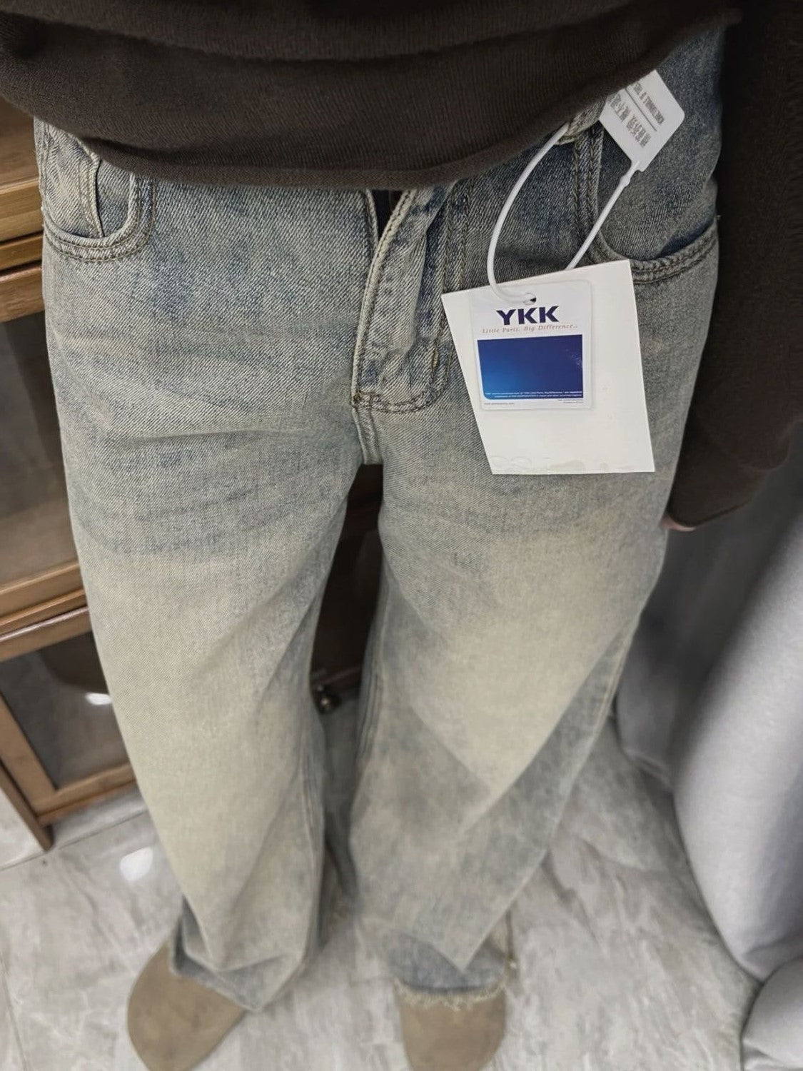 WIDE-LEG LIGHT-WASH DENIM JEANS WITH RELAXED BOYFRIEND FIT