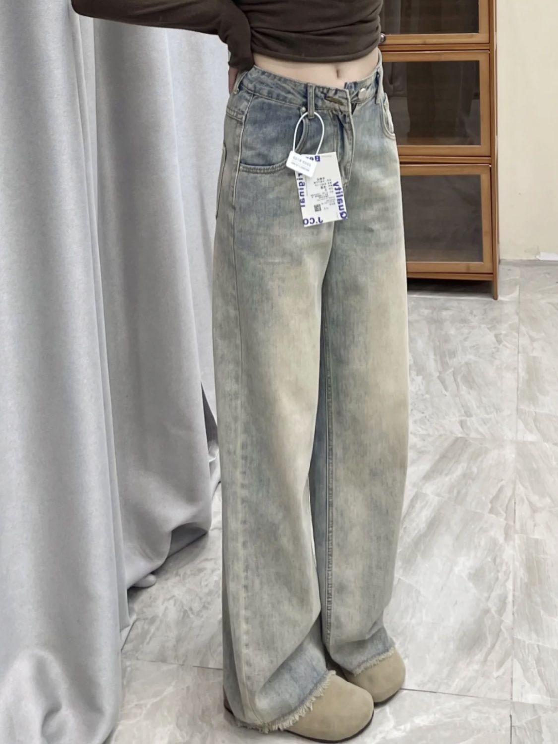 WIDE-LEG LIGHT-WASH DENIM JEANS WITH RELAXED BOYFRIEND FIT