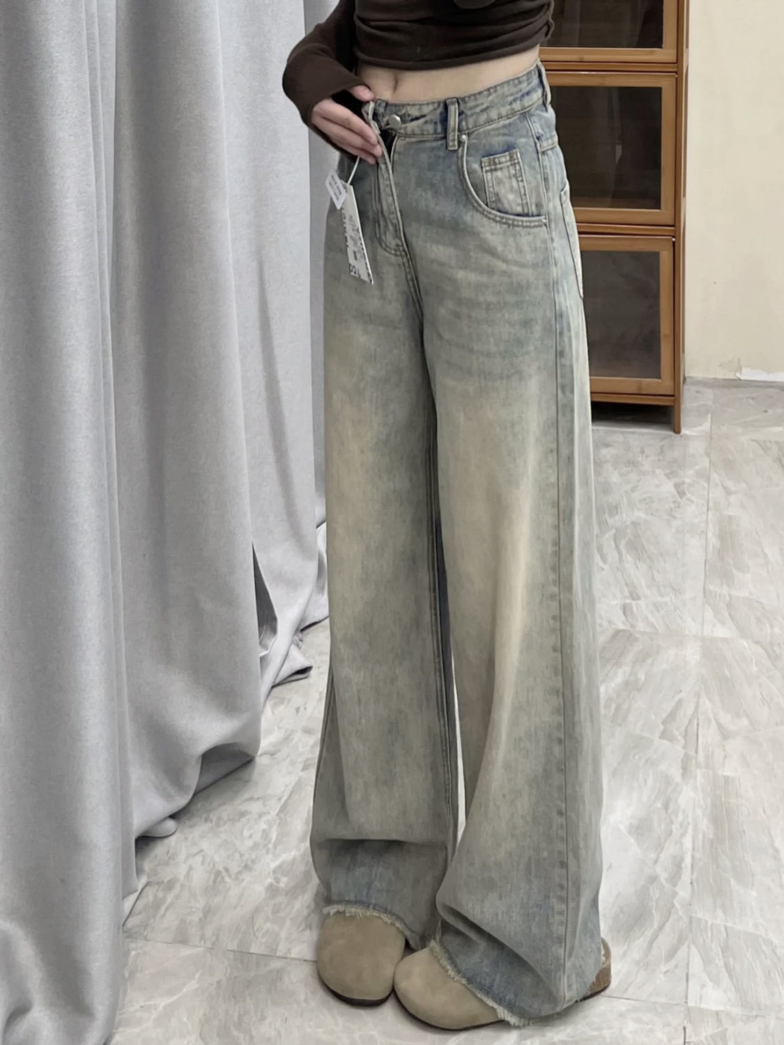 WIDE-LEG LIGHT-WASH DENIM JEANS WITH RELAXED BOYFRIEND FIT