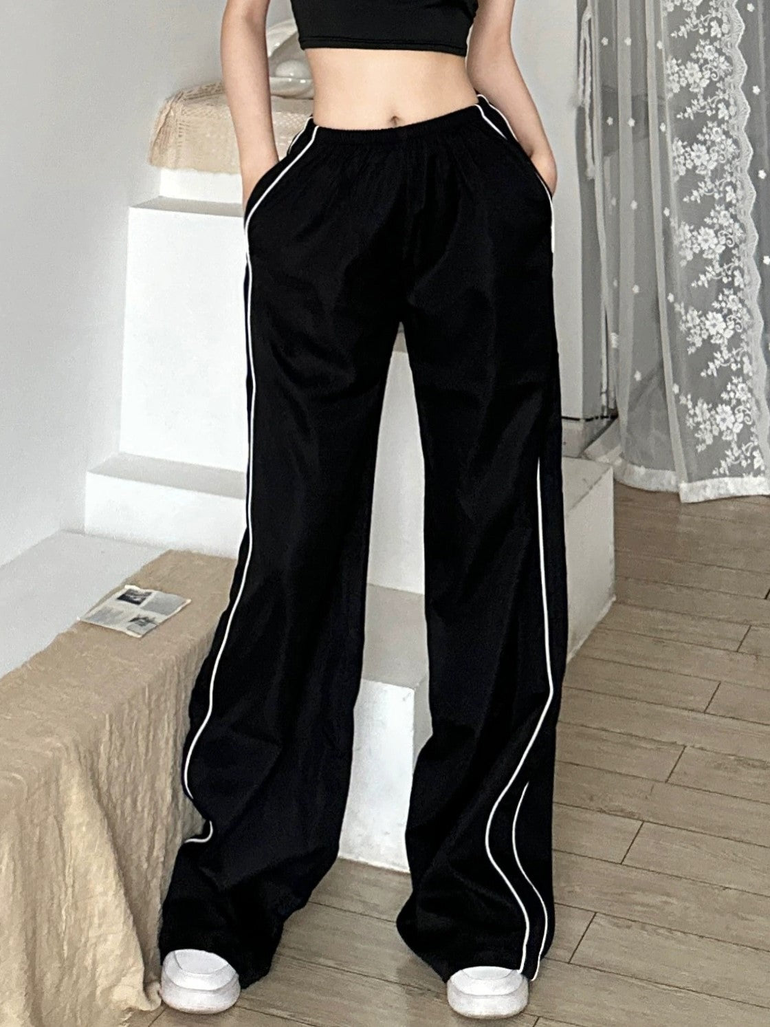 WIDE-LEG PANTS WITH WHITE STRIPES - RETRO SPORT BLACK CONTRAST