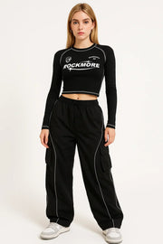 WOMEN’S BLACK CROP TOP AND CARGO PANTS OUTFIT FOR STREET STYLE VIBES