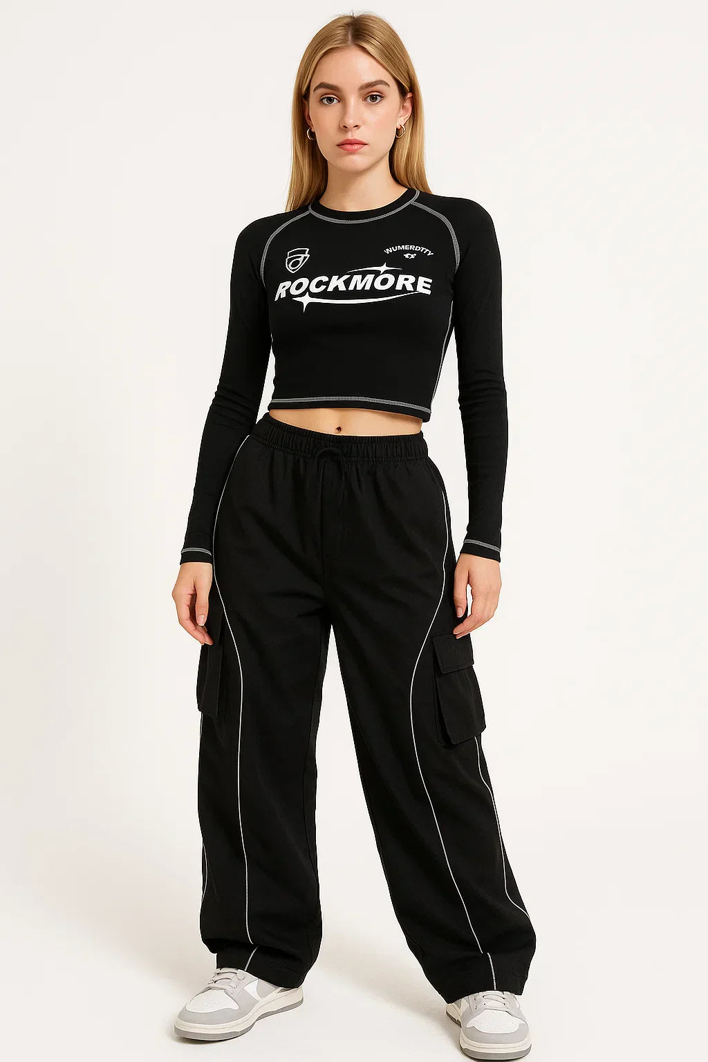 WOMEN’S BLACK CROP TOP AND CARGO PANTS OUTFIT FOR STREET STYLE VIBES