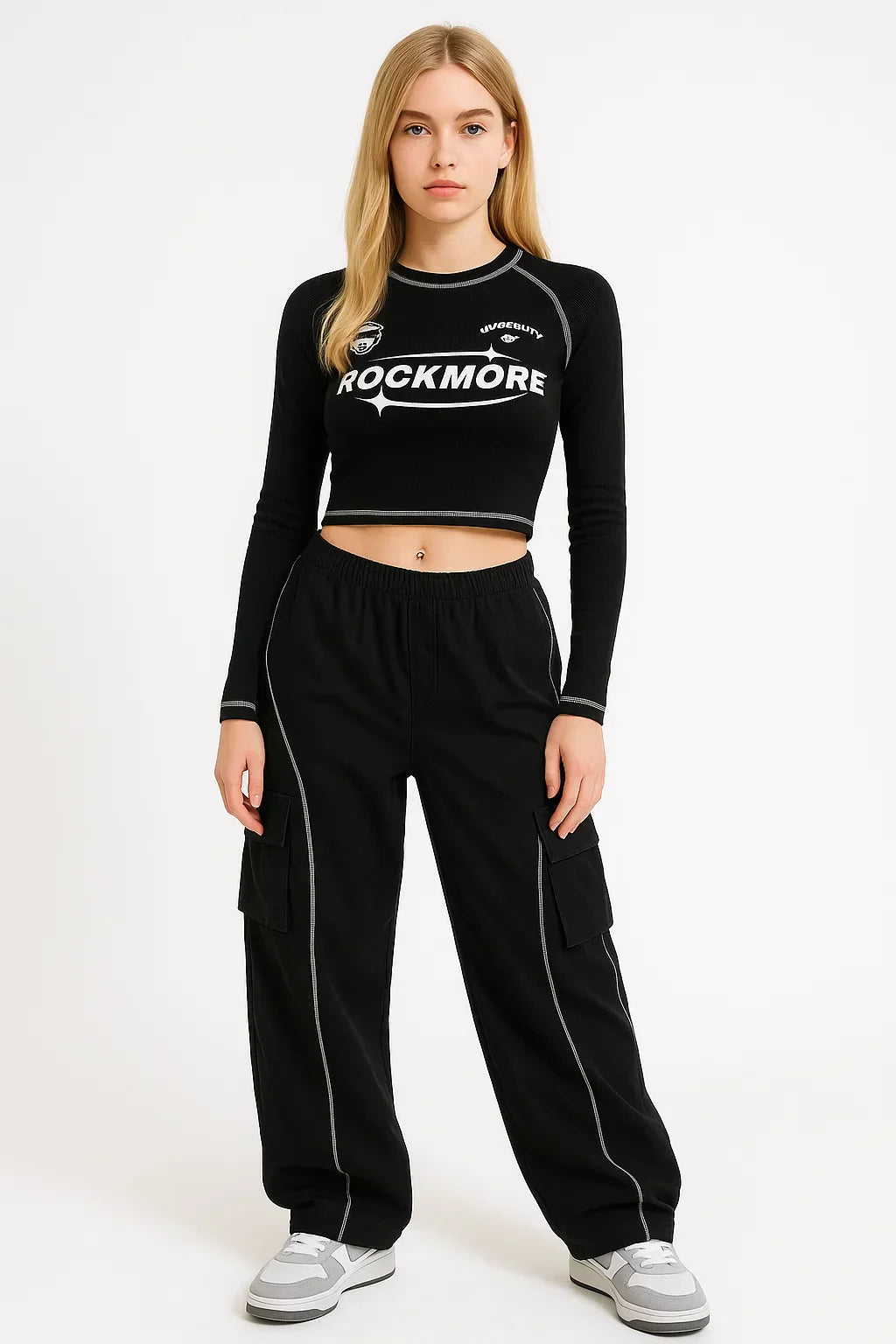 WOMEN’S BLACK CROP TOP AND CARGO PANTS OUTFIT FOR STREET STYLE VIBES